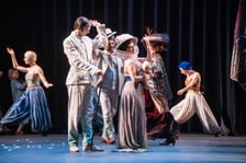 <p>Scena otwierająca musical &bdquo;I statek płynie&rdquo; na scenie Teatru Muzycznego Capitol</p>