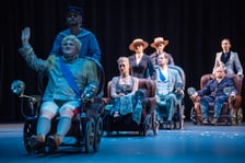 <p>Scena otwierająca musical &bdquo;I statek płynie&rdquo; na scenie Teatru Muzycznego Capitol</p>