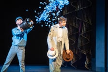 <p>Scena otwierająca musical &bdquo;I statek płynie&rdquo; na scenie Teatru Muzycznego Capitol</p>