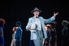<p>Scena otwierająca musical &bdquo;I statek płynie&rdquo; na scenie Teatru Muzycznego Capitol</p>