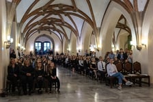 <p>Uroczystość wręczenia stypendi&oacute;w artystycznych w Sali Wielkiej ratusza</p>