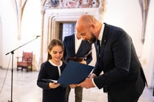 <p>Uroczystość wręczenia stypendi&oacute;w artystycznych w Sali Wielkiej ratusza</p>