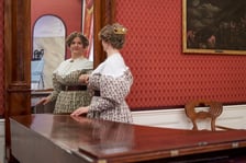 <p>Edyta Herczyńska we wnętrzach Pałacu Kr&oacute;lewskiego we Wrocławiu pozuje w sukni, jaką Panie nosiły ok. 1830 roku</p>