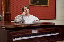 <p>Edyta Herczyńska we wnętrzach Pałacu Kr&oacute;lewskiego we Wrocławiu pozuje w sukni, jaką Panie nosiły ok. 1830 roku</p>