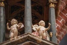 <p>Aniołki na baldachimie ambony w kościele św. Marii Magdaleny</p>