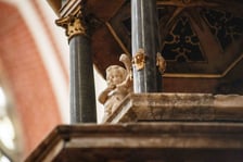 <p>Aniołek na baldachimie ambony w kościele św. Marii Magdaleny</p>