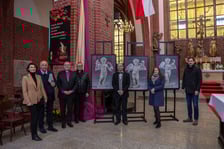 <p>Osoby zaangażowane w proces powrotu figurek anielskich do kościoła św. Marii Magdaleny na tle zdjęć aniołk&oacute;w</p>