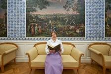 <p>Na zdjęciu Edyta Herczyńska ze Stowarzyszenia Krynolina w słynnym&nbsp;Pokoju Beyersdorf&oacute;w z około 1730 roku w Pałacu Kr&oacute;lewskim&nbsp;</p>