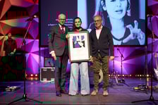 <p>Wiceprezydent Wrocławia Jakub Mazur, Katarzyna Kalwat, laureatka w dziedzinie Teatr, Jerzy Pietraszek, dyrektor Wydziału Kultury UM</p>