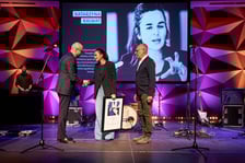 <p>Wiceprezydent Wrocławia Jakub Mazur, Katarzyna Kalwat, laureatka w dziedzinie Teatr, Jerzy Pietraszek, dyrektor Wydziału Kultury UM</p>