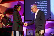 <p>Katarzyna Kalwat, laureatka w dziedzinie Teatr, Jerzy Pietraszek, dyrektor Wydziału Kultury UM</p>