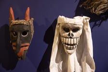 <p>Eksponaty na wystawie&nbsp;&bdquo;Zaklinacze czasu. Kolędniczy teatr obrzędowy&rdquo; w Muzeum Etnograficznym&nbsp;</p>
