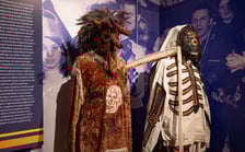 <p>Eksponaty na wystawie&nbsp;&bdquo;Zaklinacze czasu. Kolędniczy teatr obrzędowy&rdquo; w Muzeum Etnograficznym&nbsp;</p>