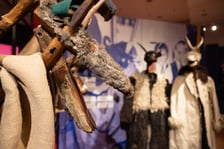 <p>Eksponaty na wystawie&nbsp;&bdquo;Zaklinacze czasu. Kolędniczy teatr obrzędowy&rdquo; w Muzeum Etnograficznym, na pierwszym planie turoń</p>