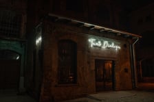 <p>Wejście do Teatru Dialogu w kompleksie Dawnej Pralni</p>
