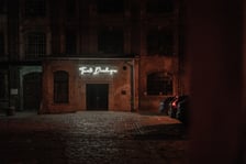 <p>Wejście do Teatru Dialogu w kompleksie Dawnej Pralni</p>