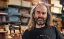 Paweł Romańczuk i instrument z manufaktury Schoenhut