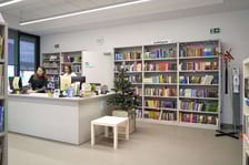 W bibliotece przy ul. Suwalskiej można znaleźć specjalny regał z książkami, w których pojawia się Wrocław