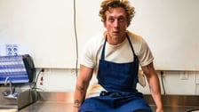 <p>Kadr z serialu "The Bear", kt&oacute;ry w naszym rankingu zajął trzecie miejsce. Na zdjęciu Jeremy Allen White w roli utalentowanego szefa kuchni</p>