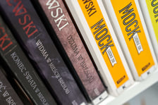 Książki z Wrocławiem w tle na specjalnym "wrocławskim" regale w bibliotece na Maślicach