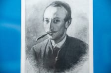 <p>Wystawa cyklu &bdquo;Wojna&rdquo; Artura Grottgera (tu podobizna autora) w Muzeum Narodowym we Wrocławiu</p>
