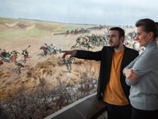 <p>Paweł Maślona ogląda Panoramę Racławicką</p>