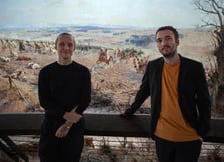 <p>Bartosz Bielenia i Paweł Maślona oglądają Panoramę Racławicką</p>