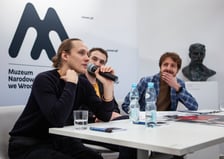 <p>Bartosz Bielenia (z mikrofonem) i Paweł Maślona oraz Piotr Czerkawski podczas spotkania w Panoramie Racławickiej</p>