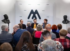 <p>Bartosz Bielenia i Paweł Maślona oraz Piotr Czerkawski podczas spotkania w Panoramie Racławickiej</p>