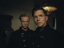 <p>Wil (Stef Aerts) i Lode (Matteo Simoni) w policyjnych uniformach</p>