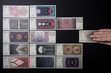 <p>"Cegła" jako banknoty&nbsp;</p>