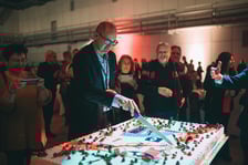 <p>Dyrektor Robert Banasiak kroi urodzinowy tort</p>