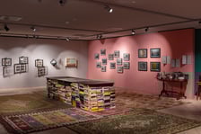 <p>Wystawa &bdquo;Rzeczy przysposobione&rdquo; w Muzeum Etnograficznym do 25 sierpnia &ndash; na pierwszym planie st&oacute;ł-instalacja artystyczna Łukasza Skąpskiego&nbsp;</p>