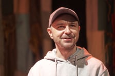 <p>Reżyser Piotr Soroka, zdjęcie z pr&oacute;by "Misiaczka" w WTL</p>