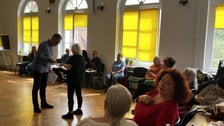 Seniorzy - uczestnicy warsztatów aktorskich w ramach Wrocławskiego Filmowego Centrum Seniora