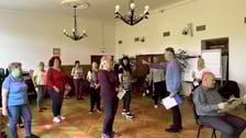 Seniorzy - uczestnicy warsztatów aktorskich w ramach Wrocławskiego Filmowego Centrum Seniora