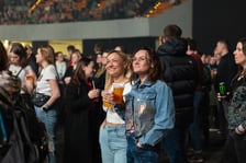 Publiczność na koncercie Darii Zawiałow w Hali Stulecia