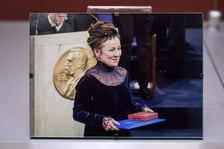 <p>Suknia noblowska Olgi Tokarczuk w gablocie na wystawie stałej w Pałacu Kr&oacute;lewskim</p>