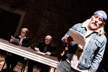 Kadr ze spektaklu wystawianego w ramach półmaratonu czytań performatywnych, Wrocław, luty  2024.