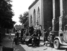 <p>Ostr&oacute;w Tumski, plan odcinka &bdquo;Poszukiwany gruppenf&uuml;hrer Wolf&rdquo;. Na motocyklu siedzą Wiktor Grotowicz i Stanisław Mikulski&nbsp;</p>