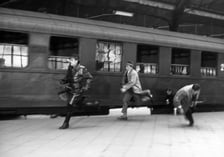 <p>Scenę pościgu za łącznikiem nakręcono na dworcu Wrocław Gł&oacute;wny. Na pierwszym planie - Ryszard Filipski&nbsp;</p>