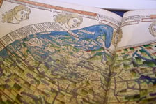 <p>Wystawa &bdquo;Historia nie/oczywista. 200 lat Muzeum Książąt Lubomirskich&rdquo; w Ossolineum &ndash; wydanie &bdquo;Cosmographii&rdquo; Ptolemeusza z 1482 roku</p>