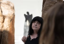<p>&bdquo;Bożenna Biskupska. Artystka i Budowla Możliwa&rdquo; &ndash; artystka podczas oprowadzania po swojej retrospektywie w Pawilonie Czterech Kopuł</p>