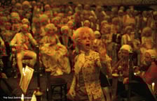 <p>Scena z filmu &bdquo;Amadeusz&rdquo;&nbsp;Milo&scaron;a Formana&nbsp;</p>