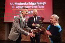 <p>53. Wrocławska Księga Pamięci z okazji 63. Międzynarodowego Dnia Teatru &ndash; laur odbiera Krzesisława Dubiel&oacute;wna</p>