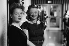 <p>Czarno-biały bal w DCF. Kreacje, w jakich przybyli goście specjalnego pokazu filmu &bdquo;Casablanca&rdquo;</p>