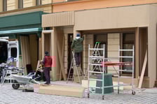 W środę (17 kwietnia) budowano scenografię w okolicach Uniwersytetu Wrocławskiego do najnowszego serialu, który będzie kręcony w stolicy Dolnego Śląska od tego weekendu