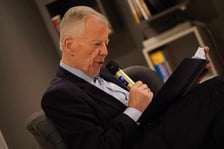 <p>Uczestnicy poprzednich edycji Wrocławskiego Maratonu Czytelniczego. Na zdjęciu prof. Jan Miodek</p>