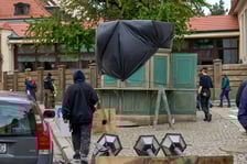 Na Ostrowie Tumskim stanęła scenografia - Wrocław zamienił się w niemieckie miasto z lat 30. XX wieku