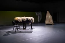 <p>Scena ze spektaklu &bdquo;I love Chopin&rdquo; Wrocławskiego Teatru Pantomimy</p>